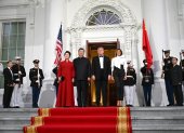El presidente Donald Trump y la primera dama saludan al presidente Xi Jinping, y a la señora Peng Liyuan en el pórtico norte de la Casa Blanca en Washington, el 24 de septiembre de 2026.