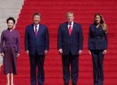 El presidente de China, Xi Jinping, posa junto a su homólogo estadounidense, Donald Trump y las primeras damas Peng Liyuan (i) y Melania Trump, durante su visita a los Archivos Nacionales de Estados Unidos.
