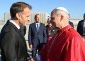 El papa León XIV (d) es recibido por el presidente francés, Emmanuel Macron (i) a su llegada al aeropuerto de París-Orly, Francia.