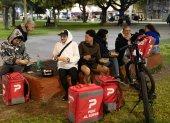 Repartidores cenan en una jornada de asistencia a personas vulnerables en Buenos Aires (Argentina).