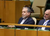 El ministro de Asuntos Exteriores de Irán, Abás Araqchí (c), este miércoles 23 de septiembre durante el discurso del presidente de Irán, Masud Pezeshkian, en la ONU en Nueva York.