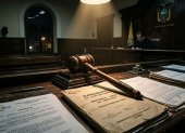 Quien ejerce la defensa debe poder hacerlo sin que la amenaza penal condicione sus argumentos.