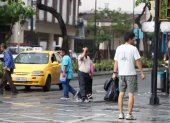 Peatones fueron sorprendidos por la lluvia en el centro de Guayaquil.