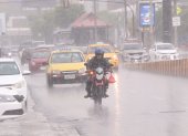 Lluvia en el norte de Guayaquil. Motociclistas usan vestimenta para protegerse.