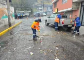 Personal de la Epmmop realizó labores de limpieza tras el desbordamiento de la quebrada Caupicho, en el sur.