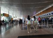 Pasajeros en el interior del aeropuerto de Guayaquil.