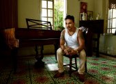 El artista creció en Medellín y, antes de dedicarse a la salsa, trabajó como presentador y actor de televisión.