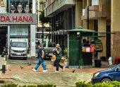 Un centro comercial funciona desde hace varios meses en la calle Chiriboga, entre Chile y Chimborazo, que antes era una zona de descanso con árboles.