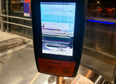 DAÑO. La pantalla del dispositivo presenta múltiples grietas y fallas visibles, afectando su funcionamiento y la experiencia de los usuarios del sistema actual.