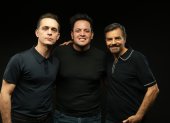 Pedro Alonso, Alejo Chauvín y Eugenio Derbez, de izquierda a derecha. Chauvín fue uno de los tres directores de fotografía de El Juicio.