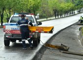 Agentes de tránsito retiran parte del expreso que se estrelló.
