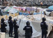 -FOTODELDÍA-CEUTA, 27/09/2026.- La Policía Nacional está desarrollando desde primeras horas de esta mañana una operación especial para desalojar a los migrantes que están asentados en los alrededores de la planta desaladora de la ciudad, en la playa Benítez, por el riesgo que supone para esta instalación. EFE/Reduan
