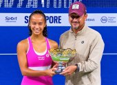 Leylah Fernández junto a su padre y entrenador recogió el trofeo de campeona de Singapur.