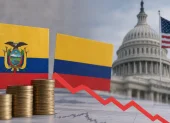 Monedas y las banderas de Ecuador y Colombia frente al Capitolio de Estados Unidos, en una imagen que ilustra la presión sobre los bonos emergentes por el alza de tasas.