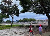 El parque lineal de la calle Portete es utilizado por vecinos para caminar y pasear a sus mascotas, aunque algunos moradores cuestionan la seguridad y el estado del espacio.