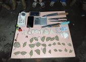 Las evidencias decomisadas incluyen sustancias presuntamente sujetas a fiscalización, armas blancas, pipas artesanales, una balanza, celulares y una cámara de videovigilancia.