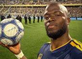 Enner Valencia se llevó el balón del partido, tras anotar 3 goles con Boca ante Racing.