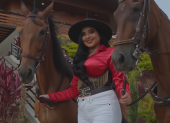 Uno de los videos publicados por Michelle Macías, la muestra junto a caballos en una producción musical.
