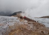 Un equipo de aproximadamente 10 rescatistas llegó al volcán Cayambe para atender una emergencia y confirmó el fallecimiento de una mujer.