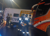 Personal de emergencia y rescate atendió a los pasajeros afectados tras la colisión de dos buses en la vía Ventanas-Quevedo.