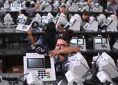 Trabajadores de la Justicia Electoral y del Tribunal Electoral Regional de Brasilia alistan las urnas electrónicas para las elecciones presidenciales de octubre, en (Brasil).