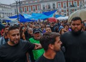 Vista del ambiente este lunes en la acampada en la madrileña Puerta del Sol en protesta por la situación de la vivienda, tras pasar un noche sin incidentes y sin la anunciada lluvia.
