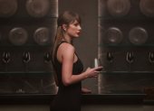 Taylor Swift se puso una vez más detrás de las cámaras con Patient Zero, videoclip estrenado durante los MTV VMA 2026.