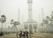 Incendios forestales y terrestres en el patio de la Gran Mezquita Muyahidin en Pontianak, Kalimantan Occidental, el 23 de septiembre de 2026.