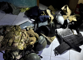 Los uniformes tácticos, chalecos y cascos hallados durante el operativo en Socio Vivienda 2 fueron levantados como indicios para las investigaciones de las autoridades.