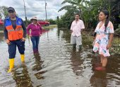 La inundación cubrió de agua un tramo vial de La Unión, donde, autoridades, moradores y personal de gestión de riesgos inspeccionaron la zona afectada.