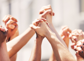 La solidaridad y la cooperación son planteadas como claves para fortalecer los vínculos en sociedad.