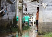 Un morador permanece dentro de su vivienda, rodeado por el agua acumulada tras las fuertes lluvias que afectaron a La Unión, en Quinindé.