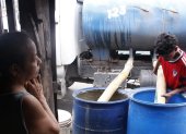 Habitantes de varios sectores en Durán se abastecen de agua a través de tanqueros.