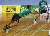 Loco Mario (Mario Muñoz) jugó el partido hasta el final, a pesar de un hematoma en el codo, producto de dos caídas durante el partido-