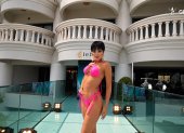 La representante de Ecuador lució un traje de baño fucsia durante su presentación en Bangkok.