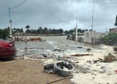 Una persona observa el avance de la marea ante la cercanía del huracán Polo, en Comondú, Baja California Sur (México).