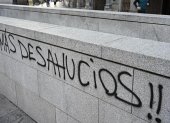 Vista de una pintada en las inmediaciones de la parada de metro de Banco de España junto a la acampada de la Plaza de Sol en protesta por la situación de la vivienda.