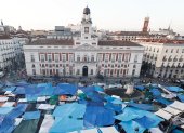 Vista de la Puerta del Sol donde unas mil personas llevan acampadas ya tres noches en protesta por la situación de la vivienda.