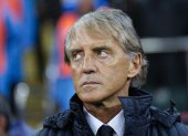El seleccionador de Italia, Roberto Mancini, observa el partido de fútbol de la Liga de Naciones de la UEFA entre Turquía e Italia en Bursa, Turquía, el 28 de septiembre de 2026.
