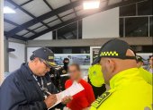 Inda Peñarrieta junto a policías colombianos la noche de este martes 29 de septiembre.