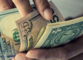 El bono navideño se adelanta para noviembre en Ecuador, para el sector público.
