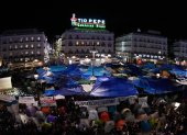 Varios miles de personas se disponen a pasar su cuarta noche acampadas en la céntrica Puerta del Sol de Madrid para reivindicar soluciones a la crisis de la vivienda.