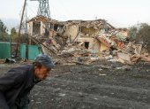 Un residente local pasa caminando junto al lugar donde un ataque ruso impactó contra un edificio en Vyshhorod, en la región de Kiev (Ucrania), el 30 de septiembre de 2026.