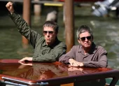 Liam Gallagher (izq) y Noel Gallagher, de la banda de rock inglesa Oasis, en el Festival Internacional de Cine de Venecia.