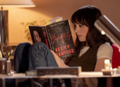 'Verity: La sombra de un engaño' es protagonizada por Anne Hathaway como Verity, Dakota Johnson como Lowen y Josh Hartnett como Jeremy.