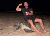 Oleynik montado encima de una tortuga.