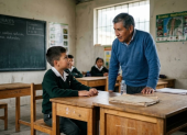 Foto referencial, generada con IA, para graficar a un profesor y un estudiante.