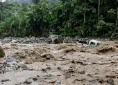 El río Bulubulu creció de forma repentina y arrastró a cinco trabajadores que regresaban de su jornada. Otros siete quedaron atrapados, pero lograron ponerse a salvo.