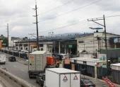 Industrias de la vía a Daule, en Guayaquil, operan en medio de las medidas para reducir la demanda nacional de electricidad.