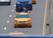 ATM multa a taxi en Guayaquil por transportar sillas de forma irregular